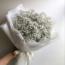Небольшой букет из белой гипсофилы